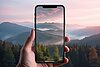 Frau hält Smartphone um eine schöne Berg-Waldlandschaft zu fotografieren.