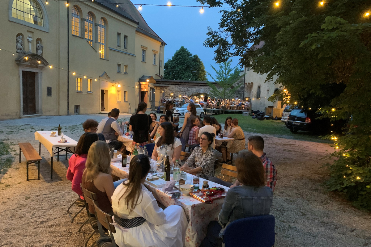 Mitarbeiter:innen des Institut CENTOURIS bei einem Sommerfest