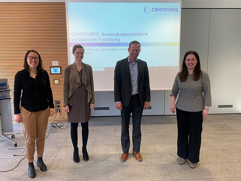 Gruppenfoto von Dr. Janine Maier, Christina Haderer und Dr. Stefan Mang zusammen mit Generalkonsulin Corinne Pereira an der Universität Passau.