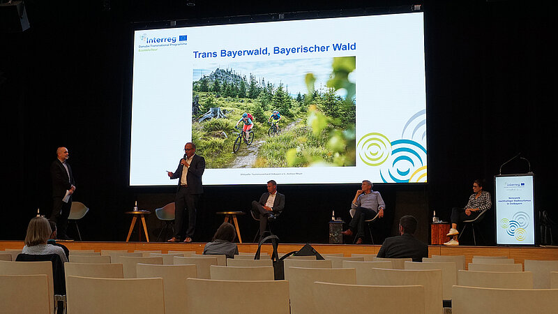 Moderator Martin Gruber (links) begleitet durch die Veranstaltung: Dr. Michael Braun (TVO), Dr. Stefan Mang (CenTouris), Mathias Behrens-Egge (BTE) und Anna Biedersberger (CenTouris) (v.l.n.r.) berichten über den aktuellen Stand im Projekt EcoVeloTour.