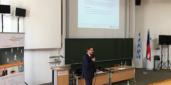 Christian Stadlmann (FH Oberösterreich) präsentiert auf dem 2. Südböhmisch-Niederbayerischen Transferkongress.
