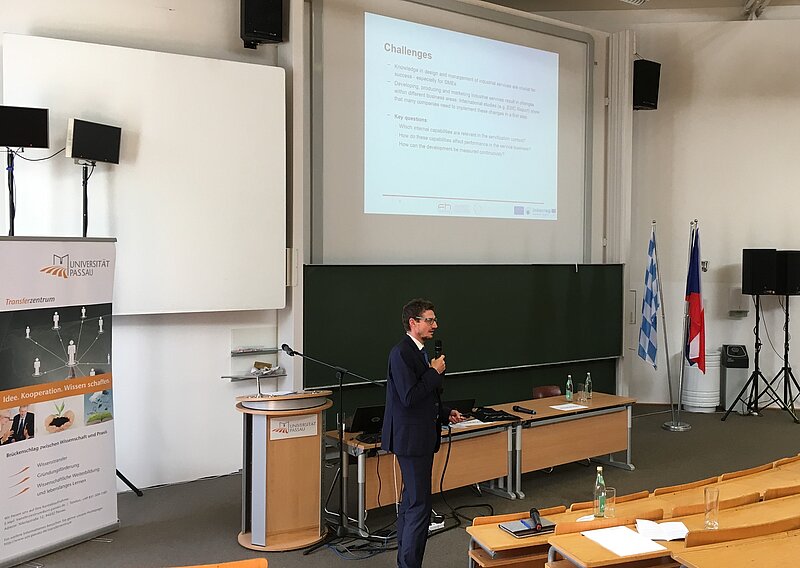 Christian Stadlmann (FH Oberösterreich) hält einen Vortrag auf dem 2. Südböhmisch-Niederbayerischen Transferkongress.