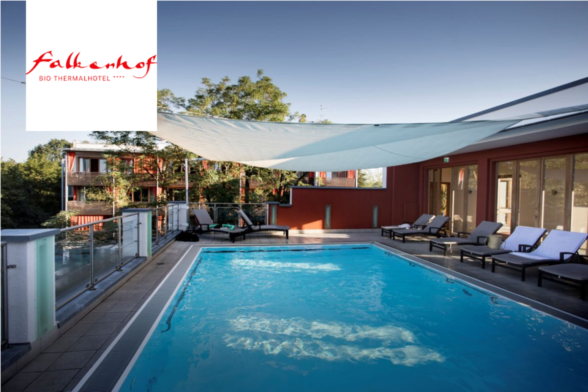 Terasse mit Pool des Bio Thermalhotels Falkenhof in Bad Füssing