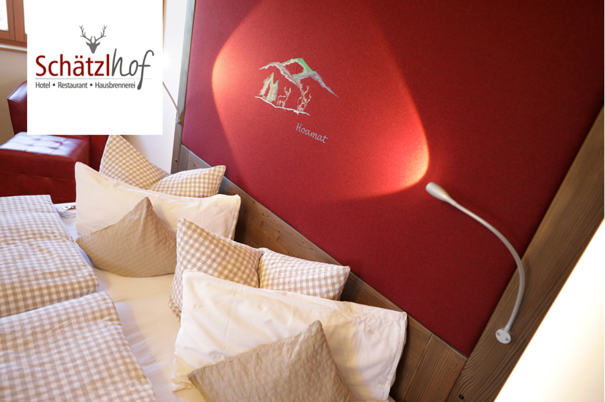 Zimmer mit Hotelbett des Schätzlhofs in Ruderting