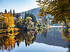 Herbstliche Szene des Flusses Ilz.  