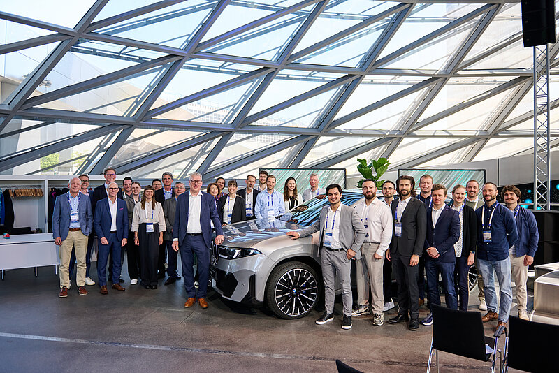 Projektteam des Förderprojektes BDL Next bei der offiziellen Fahrzeugübergabe während des Übergabeevents in der BMW Welt in München.
