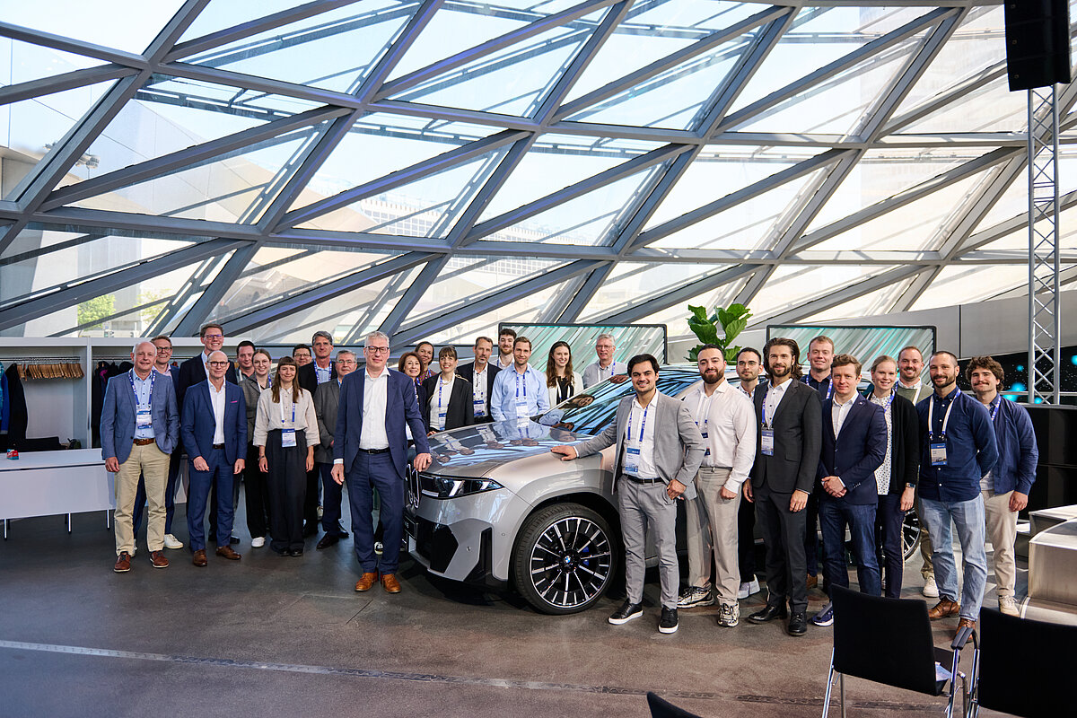 Projektteam des Förderprojektes BDL Next bei der offiziellen Fahrzeugübergabe während des Übergabeevents in der BMW Welt in München.