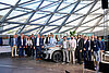 Projektteam des Förderprojektes BDL Next bei der offiziellen Fahrzeugübergabe während des Übergabeevents in der BMW Welt in München.