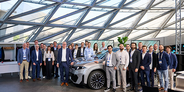 Projektteam des Förderprojektes BDL Next bei der offiziellen Fahrzeugübergabe während des Übergabeevents in der BMW Welt in München.