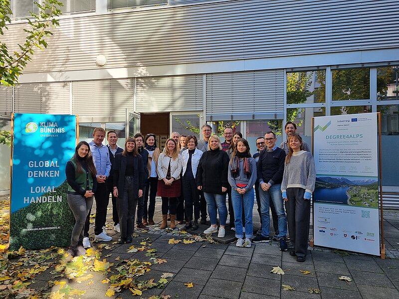 Die Projektpartner des Interreg-Projekts DEGREE4ALPS versammeln sich zum Gruppenfoto vor dem Europäischen Fremdsprachenzentrum in Graz anlässlich des dritten transnationalen Projekttreffens.