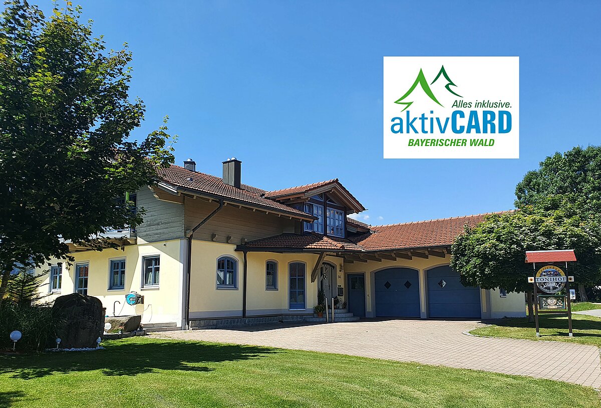 Haus im Grünen vor blauem Himmel