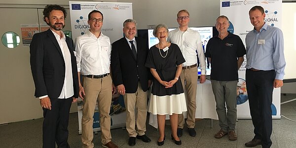 Gruppenbild mit derUniversitätsleitung am DIGIONAL-Infostand: von links: Vizepräsident Prof. Dr. Harry Haupt, Prof. Dr. Jan H. Schumann, Kanzler Dr. Achim Dilling, Präsidentin Prof. Dr. Carola Jungwirth, Prof. Dr. Dirk Totzek, Dekan Prof. Dr. Franz Lehner, Dr. Stefan Mang.