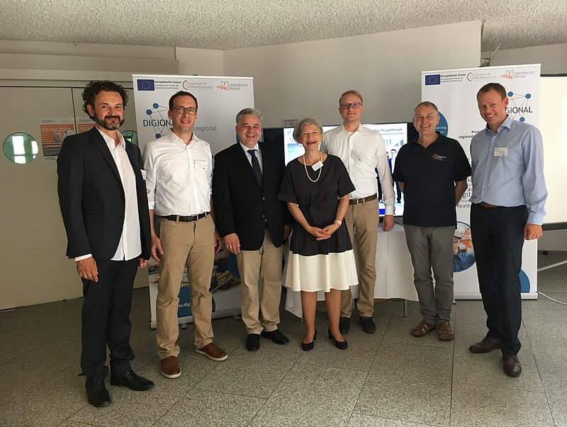 Die Universitätsleitung besuchte den DIGIONAL-Infostand am Tag der offenen Tür der Universität: von links Vizepräsident Prof. Dr. Harry Haupt, Prof. Dr. Jan H. Schumann, Kanzler Dr. Achim Dilling, Präsidentin Prof. Dr. Carola Jungwirth, Prof. Dr. Dirk Totzek, Dekan Prof. Dr. Franz Lehner, Dr. Stefan Mang.