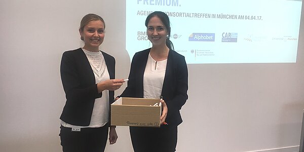  Viktoria Zott (BMW Group) zieht gemeinsam mit Sonja Schneider (Centrum für Marktforschung) Lose beim Konsortialtreffen des Projektes PREMIUM in München.