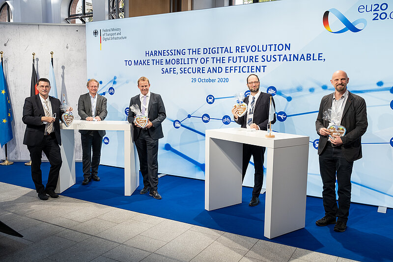 Alexander Dürnagel (2. von links) vom BMVI mit Prof. Dr. Tomas Sauer (von links), Dr. Stefan Mang, Vizepräsident Prof. Dr. Harald Kosch und Prof. Dr. Michael Granitzer.