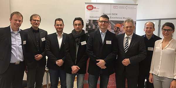 Gruppenbild von Vertretern der Wirtschaft und der Wissenschaft auf Schloss Neuburg. Von links: Dr. Stefan Mang (Centrum für Marktforschung), Dr. Lothar Enders, Florian Ganz (beide enders Ingenieure), Alexander Zendelbach (Niederbayern-Forum e.V.), Denis Köhler (Strama-MPS), Martin Frank (IHK Niederbayern), David Tempelmayr (FH OÖ), Anna Biedersberger (Centrum für Marktforschung).