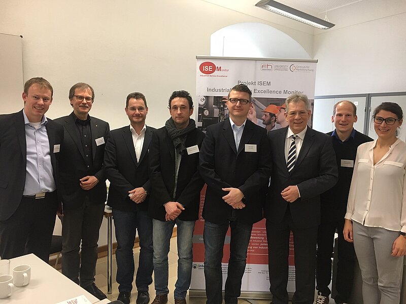 Gruppenbild mit Vertretern des Projektes ISEM und der Wirtschaft. Dr. Stefan Mang (Centrum für Marktforschung), Dr. Lothar Enders, Florian Ganz (beide enders Ingenieure), Alexander Zendelbach (Niederbayern-Forum e.V.), Denis Köhler (Strama-MPS), Martin Frank (IHK Niederbayern), David Tempelmayr (FH OÖ), Anna Biedersberger (Centrum für Marktforschung)