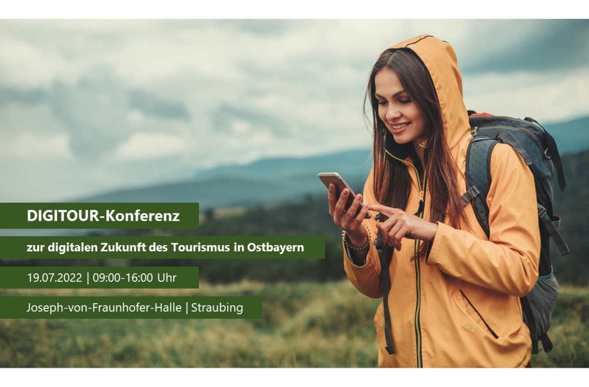 Frau mit Rucksack und Regenjacke navigiert mit Smartphone in begrünter Landschaft