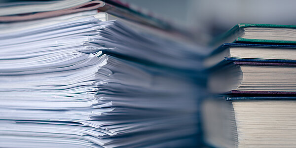 Magazinstapel und Bücherstapel.