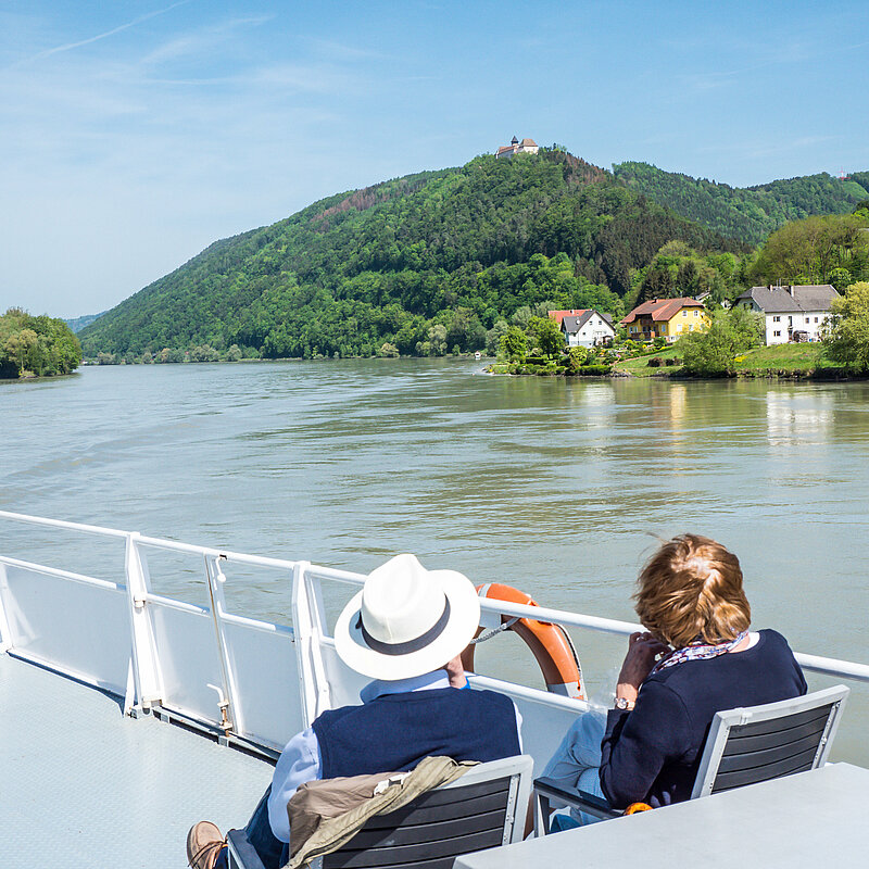 Flusskreuzfahrtouristen auf einem Schiff auf der Donau.