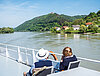 Flusskreuzfahrtouristen auf einem Schiff auf der Donau.