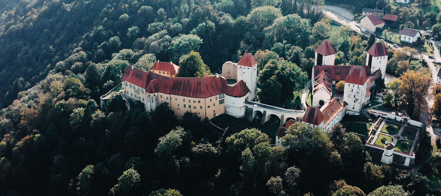 Drohnenaufnahme von Schloss Neuburg am Inn.