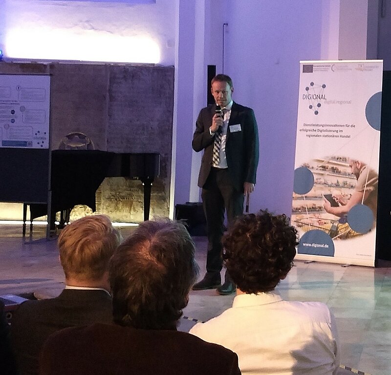 Dr. Stefan Mang präsentiert beim zweiten DIGIONAL Händlerabend in Passau.