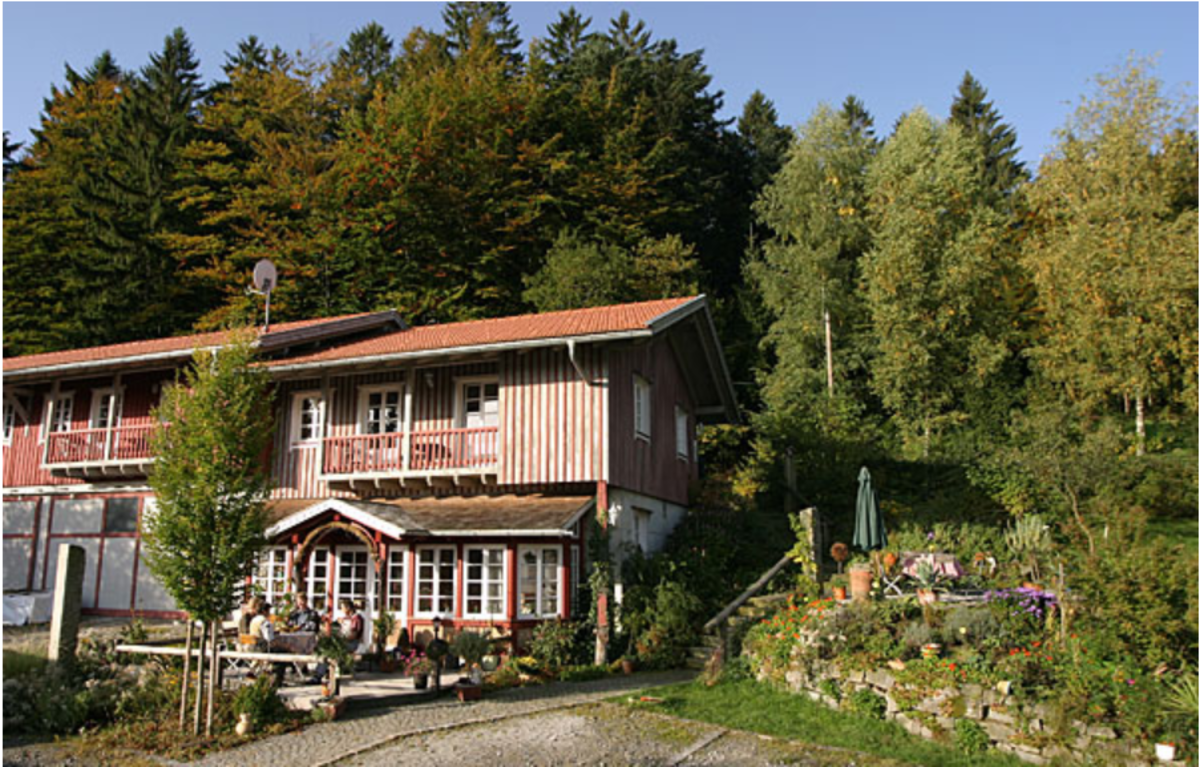 Ferienhaus vor einem Wald