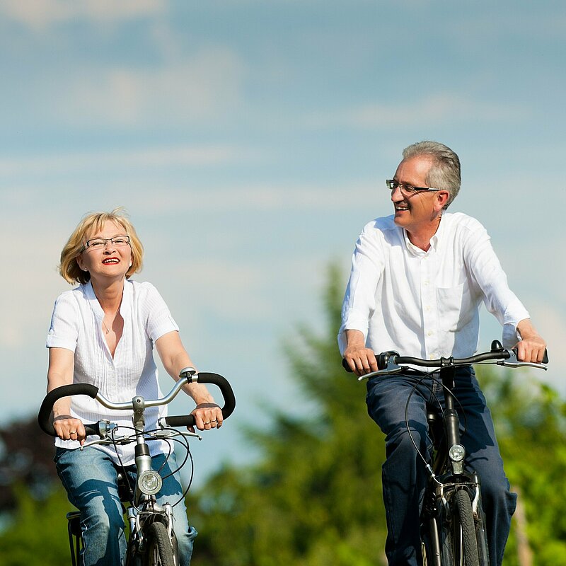 Seniorenpaar beim Radfahren in der Natur