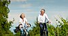 Seniorenpaar beim Radfahren in der Natur