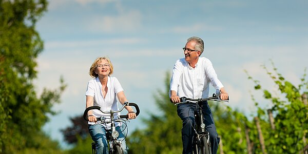 Seniorenpaar beim Radfahren in der Natur