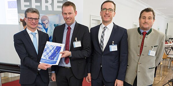 Dr. Stefan Mang (von links), Prof. Dr. Dirk Totzek, Vizepräsident Prof. Dr. Haupt (alle Universität Passau) und Dr. Michael Braun (Tourismusverband Ostbayern e.V., rechts) nahmen den Förderbescheid von Staatsminister Sibler (Mitte) entgegen.