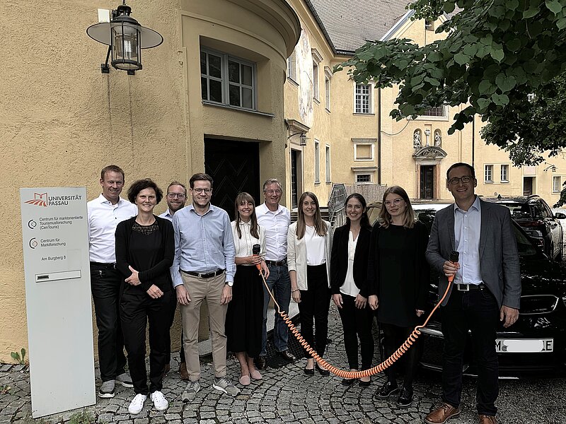 Das Projektteam der Universität Passau beim Nutzerforschungstreffen mit Projektpartnern und -partnerinnen der BMW Group und der TU Chemnitz auf Schloss Neuburg.