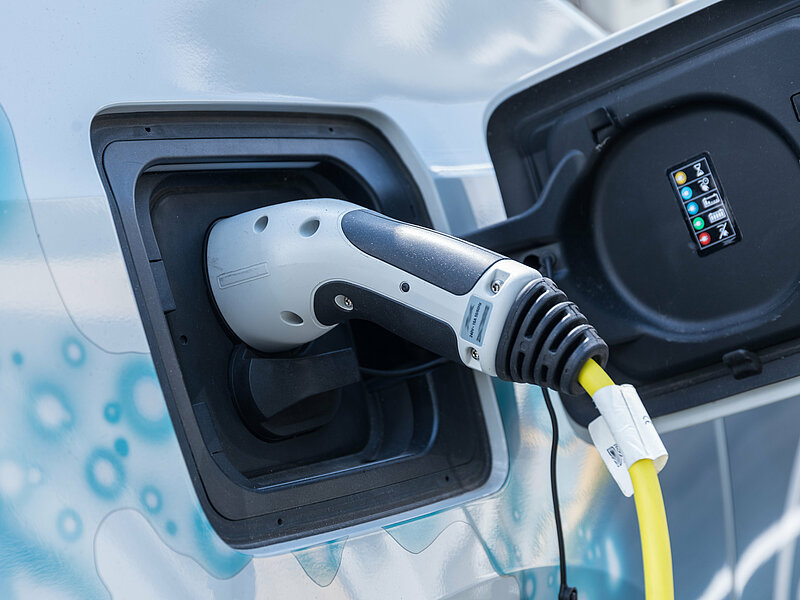 Ladestecker, der an einem Elektroauto angeschlossen ist.