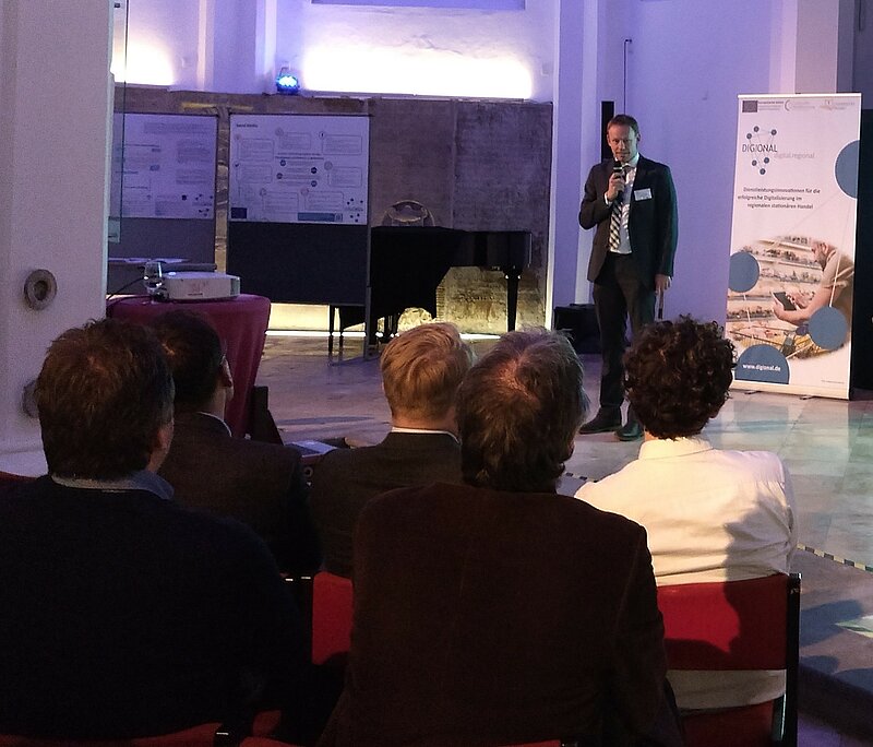 Dr. Stefan Mang präsentiert beim zweiten DIGIONAL Händlerabend in Passau.