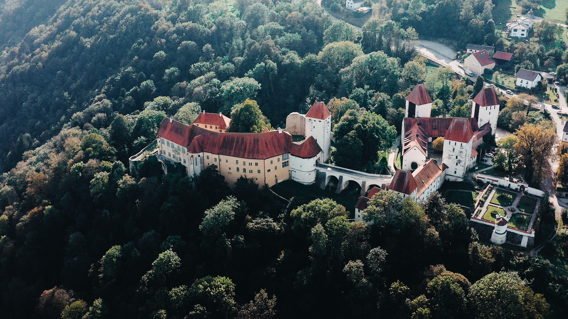 Drohnenaufnahme der Burg Schloss Neuburg am Inn